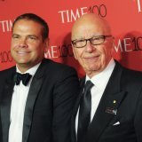 Le magnat des médias Rupert Murdoch à droite et son fils aîné Lachlan à gauche pourraient faire partie des investisseurs qui prendront le contrôle de TikTok aux Etats-Unis. KEYSTONE/AP Invision/EVAN AGOSTINI